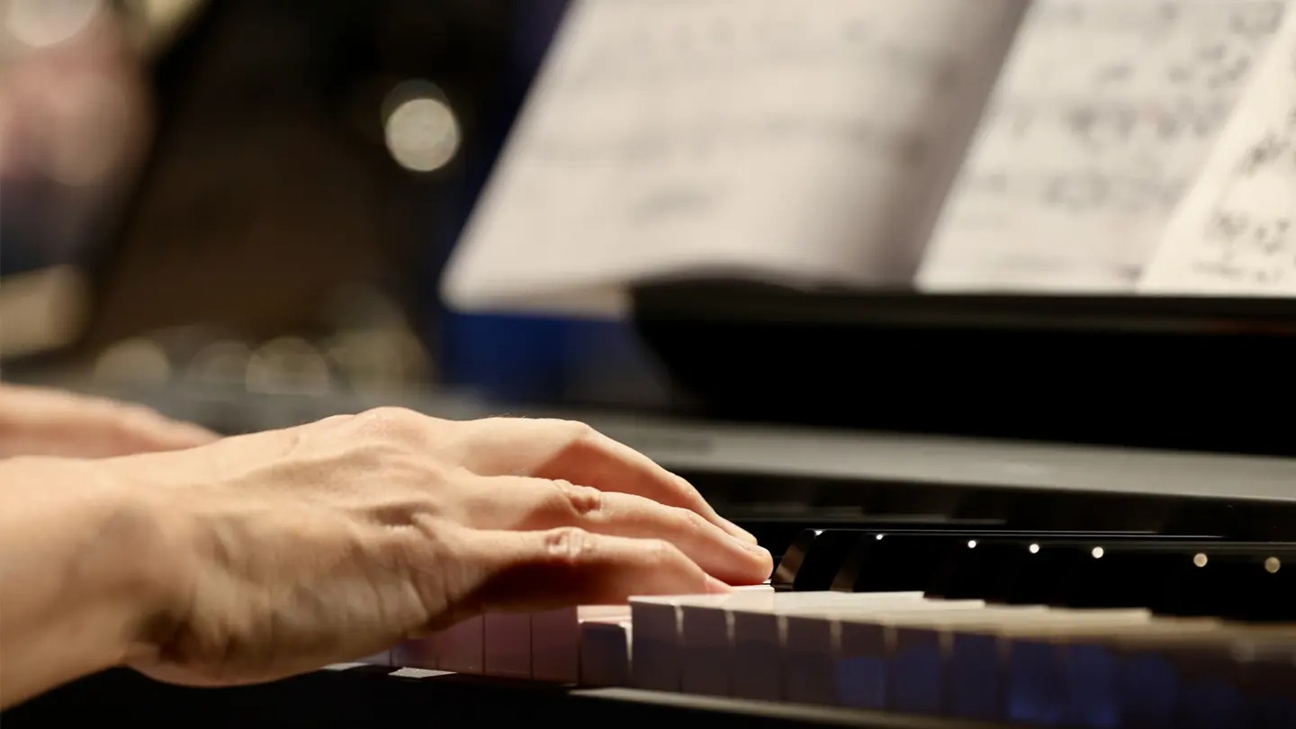 ピアノ演奏時の画像から筋活動を高精度に推定する手法を開発