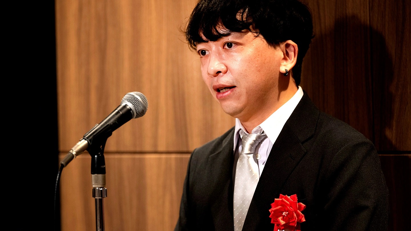 授賞式であいさつをする小野准教授