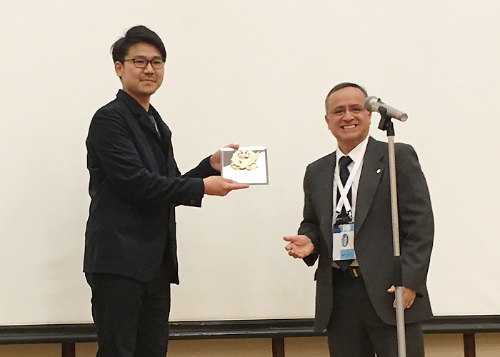 Eisuke Anju and Dr. Fernando Guarin, President, Electron Devices Society, IEEE/></p>
	<p class=