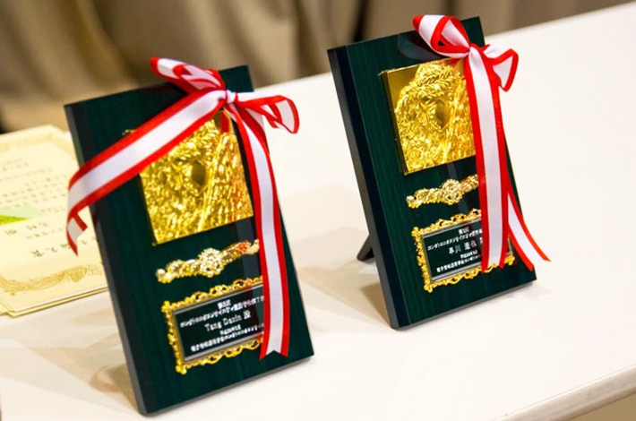 Tasuya Hayakawa and Tang Dexian received the IEICE Electronics Society Award