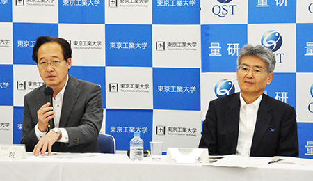 Tokyo Tech President Kazuya Masu (left) and QST President Toshio Hirano (right)