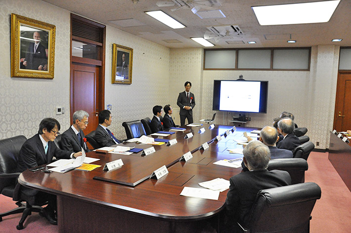 Award-winning Ryohei Banno giving presentation