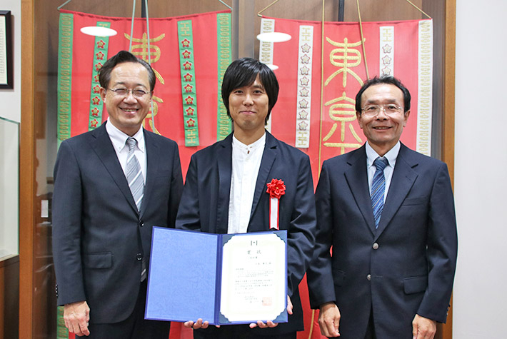 (from left) President Kazuya Masu, awardee Kawashima, Executive Vice President for Research Osamu Watanabe