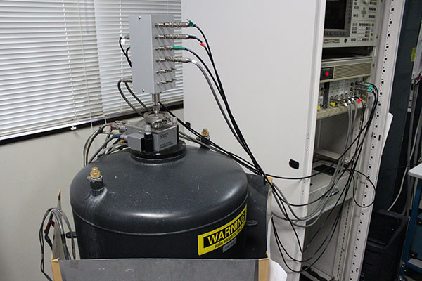 量子コンピュータに向けた微小なデバイスを測定するための装置。<br>1.5 K（ケルビン）まで冷える冷凍機です。