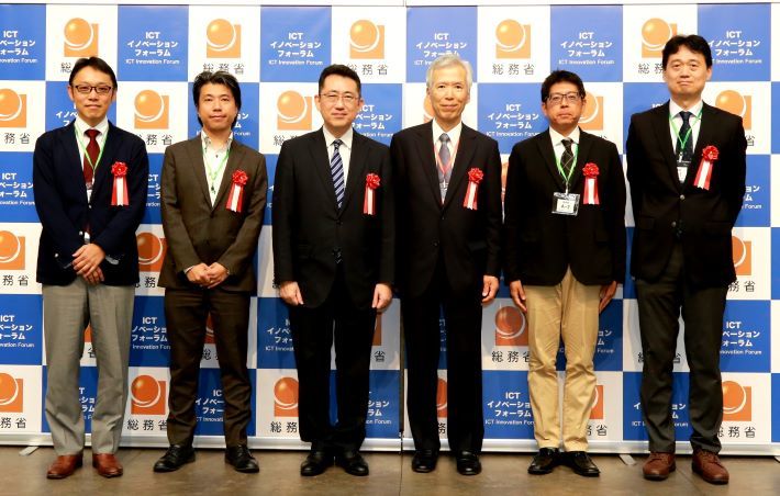岡田健一教授（左から２番目）