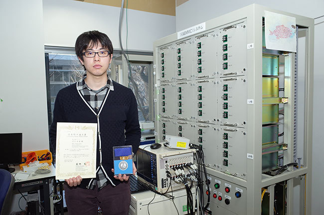 受賞者中山君と実験に使用したインバータ装置
