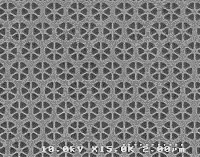 フォトニック構造の走査電子顕微鏡画像：トポロジカルフォトニック結晶