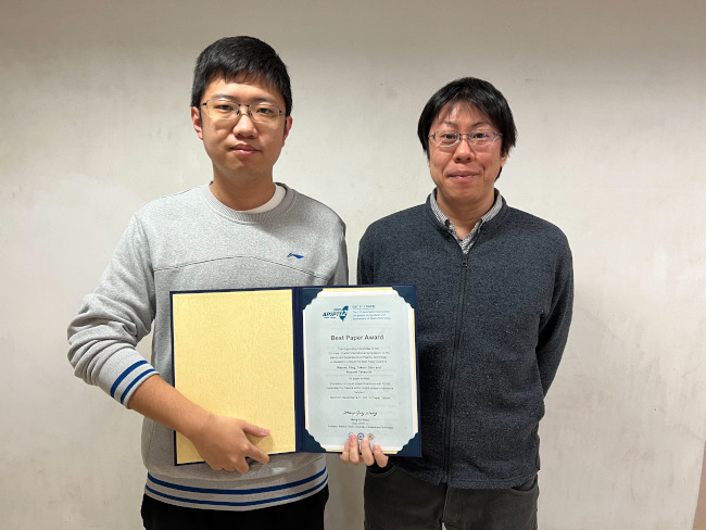 (left)Xing_Wenwu（master course of Takeuchi Lab.) and Assoc. Prof. Takeuchi