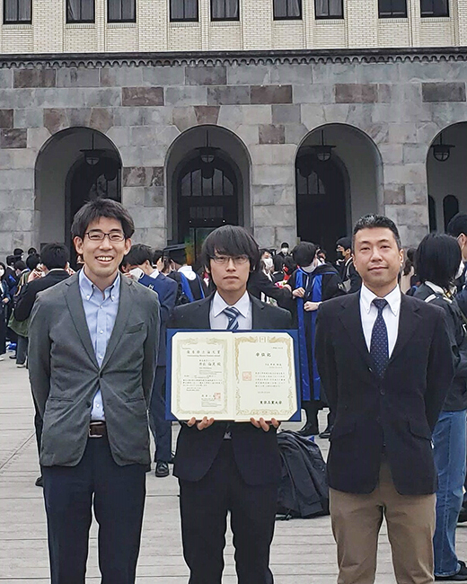（右）白根篤史　准教授 （中央）井出倫滉さん （左）岡田健一　教授