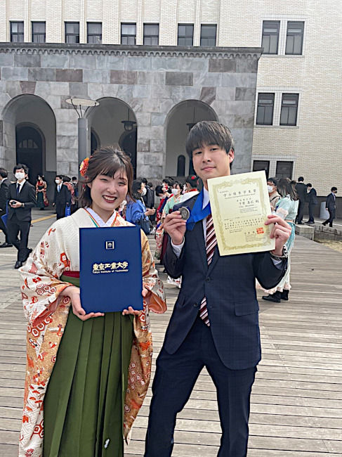 >西田きさらさん（左）、千葉真広さん（右）電気電子系であり、同じサークルでもある友人との写真です。