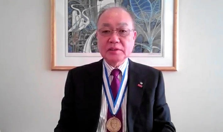 オンラインで受賞スピーチを行う松澤昭名誉教授