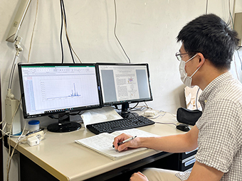 Yuya Yamashita working on his research
