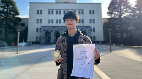 波多野・岩﨑研究室の永田俊典さん（電気電子系 M1）が第52回応用物理学会で講演奨励賞を受賞