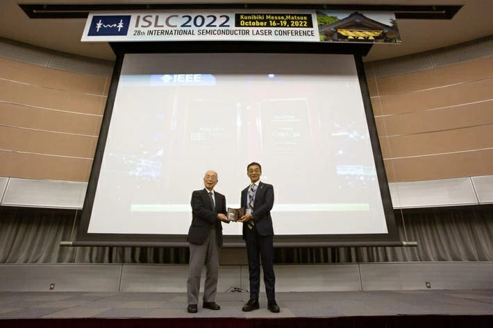 Honorary Professor Iga (left) receiving IEEE Press award from Dr. Kasukawa