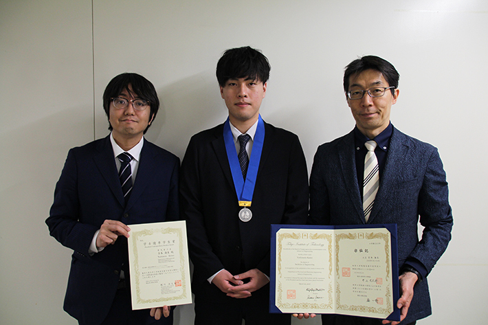 横式 康史助教（左）、吉本 海生さん（中央）、徳田 崇教授（右）