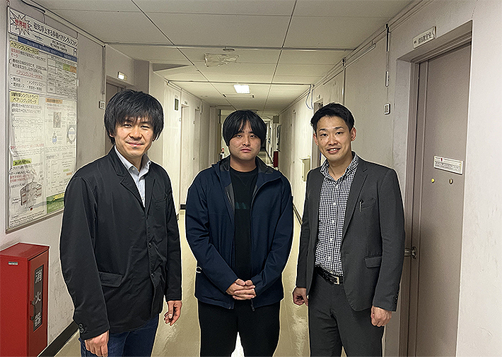 左から東京電機大学の杉元紘也准教授、千葉・清田研究室の野口孝浩さん、藤井勇介助教