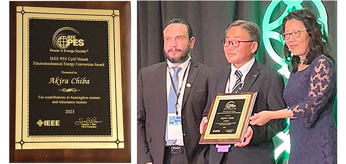 left：Plate、right：Award-winning photo（from left PES award committee chair, Akira Chiba, PES president）