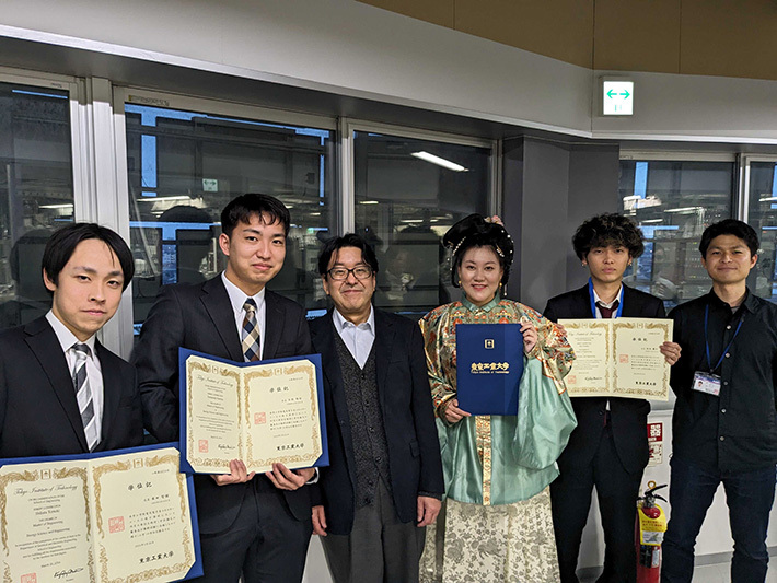 Photo with graduates of Yamada Laboratory. Third from the left is Professor Akira Yamada, far right is Assistant Professor Takahito Nishimura, and second from the right is Yosuke Abe.