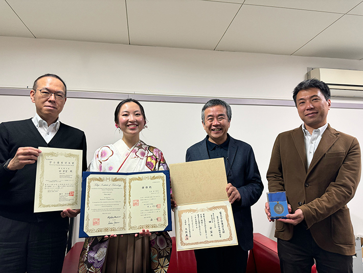 （左から）國弘 和明特任教授、田 安宜さん、酒井 啓之特任教授、岡田 健一教授