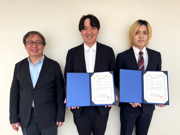 在学時の学会発表に対して受賞 (左から)西方敦博准教授、西田大祐さん、岩垣侑さん