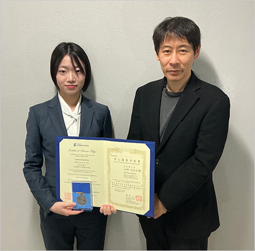 山田はるかさん（左）、飯野裕明准教授（右）