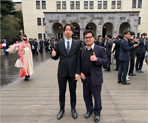 指導教員のタン先生(左)との写真