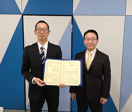 山中治紀さん(左)、筒井幸雄特任教授(右)