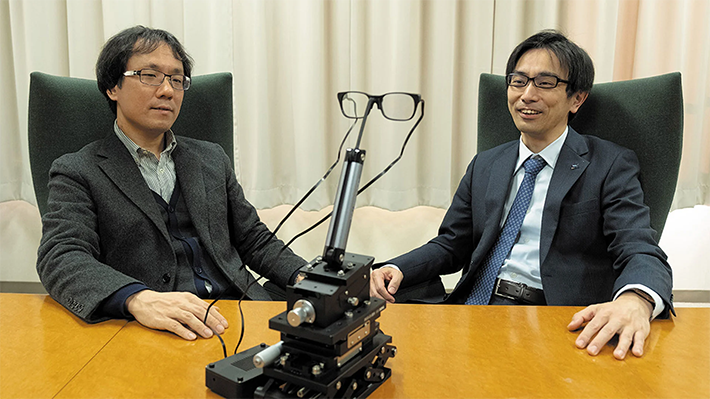 Associate Professor Amemiya (left) and Associate Professor Yoshida (right) discussing the medical AR glasses under development