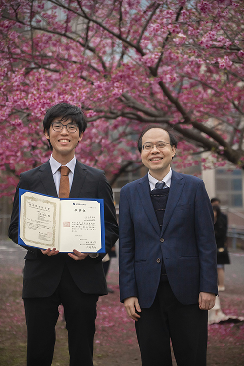 卒業式において、指導教員のPham先生とのツーショット