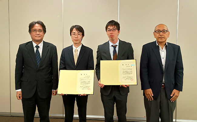 左から2番目が中山弦さん