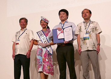 表彰式（右から：広川二郎先生、Xin Xuさん）