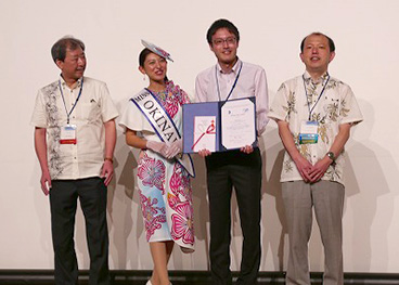 表彰式（右から：広川二郎先生、藤野泰平さん）