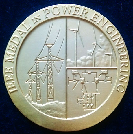 赤木特任教授に贈呈された金メダル（直径65 mm、厚さ5 mm、重さ163 g）と賞状