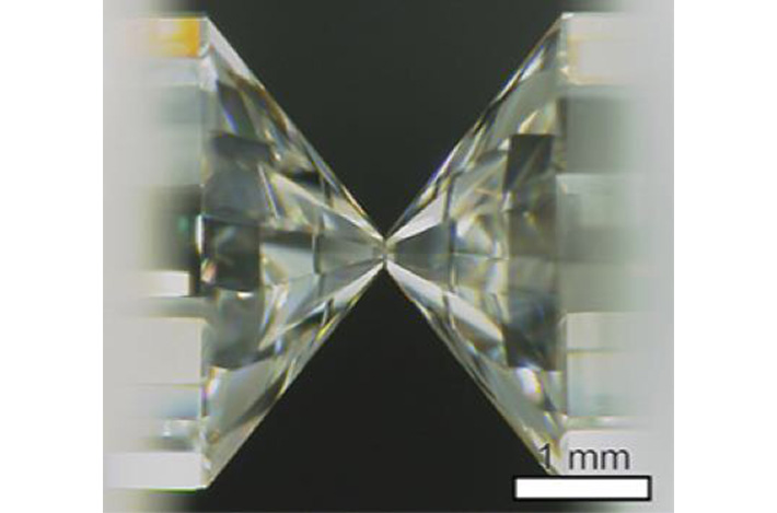 高圧を発生させるために向い合せにした一組のダイヤモンド。このダイヤモンドの間に試料を挟み、高圧下でレーザーを試料に照射することにより、実験室内で地球内部の温度圧力を発生させることができる。
