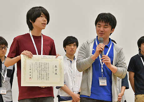 Takayama （left） and Ohashi receiving JPCERT/CC prize