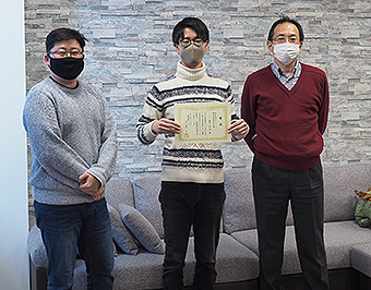（from left）Assoc.Prof. Jaehoon Yu,  Mr. Junnosuke Suzuki, Prof.Masato Motomura