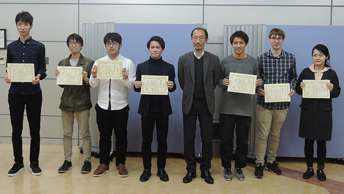 The awards ceremony was held in a lounge located in Suzukake hole in Suzukake-dai campus. From the left to the right in the photo: Mr. Youki Sada, Mr. Kaito Umetsu, Mr. Shota Tsuji, Mr. Yunosuke Nakayama, Prof. Masahiro Yamaguchi, Mr. Hiroki Nousou, Mr. Patrick Manuel Hidringer, and Ms. Ye Xu.