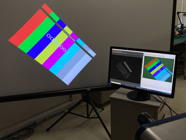 図6. RGB画像とIR画像を、本プロジェクタを用いてスクリーン上に925 fpsで投影している様子。右側のモニタ上には、RGB画像のみを捉えるカメラで撮影した投影像（モニタ内右）と、IR画像のみを捉えるカメラで撮影した投影像（モニタ内左）が表示されている。このように、スクリーンには2種類の画像が投影されているが、IR画像は人間には見えないため、この不可視の投影像を空間センシングに利用することができる。