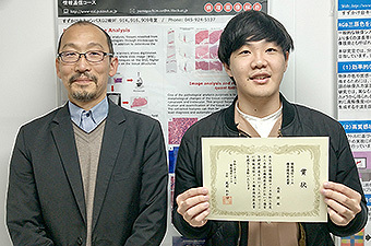 山口 雅浩教授と高木 弦さん（右）