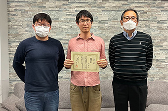 （from left）Assoc.Prof.Jaehoon Yu, Mr. Yasuyuki Okoshi and Prof. Masato Motomura