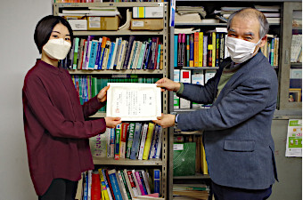 Ms. Saya Onai（Left） and Prof. Takamichi Nakamoto