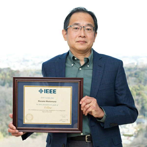 IEEEフェロー認定書を持つ本村真人教授