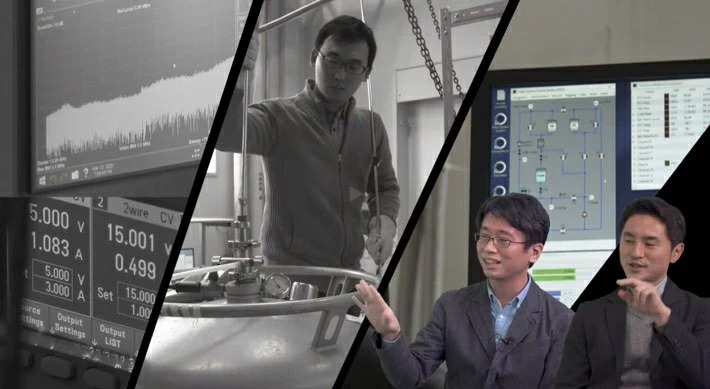 量子力学の原理を利用した計算を講義する小寺准教授（右）と米田特任准教授（左）