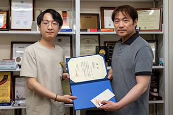 Shao Qianhanさん（左）と鈴木賢治 教授（右）