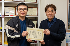 ZHANG Chenさん(左)と鈴木 賢治教授