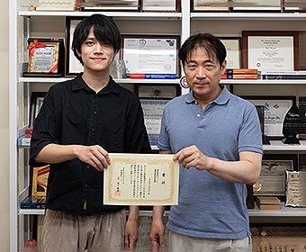 Mr.ZHANG Haitian（left）and Prof. Kenji Suzuki