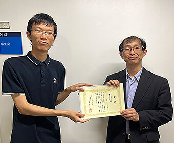 ZHU TINGYUANさん（左）と篠崎 隆宏准教授