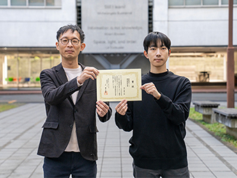 Assoc. Prof. Watanabe Yoshihiro and Mr. Urakawa Yuki(right)