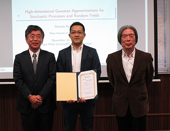 Assistant Professor Daisuke Kurisu (center) at the presentation ceremony