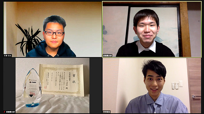チーム「つばめ」メンバー（上段左から手塚さん、渡邊さん、中村さん）と賞状、トロフィー